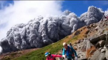 日本御嶽火山爆發 發現30人心肺停止