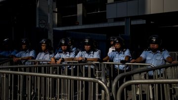 港警恐用水炮攻击 被阻民众要求“警方开路”