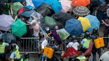 港警金钟道投催泪弹 示威者移师添马公园