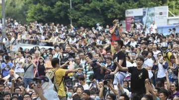 香港爆发超规模公民抗命促梁振英下台