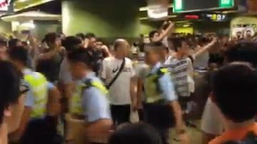 港警坐地铁增援 市民群起高呼：可耻！