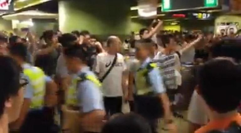 港警坐地鐵增援 市民群起高呼：可恥！