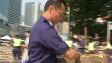 【禁闻】警方再拆路障 泛民立法会提动议