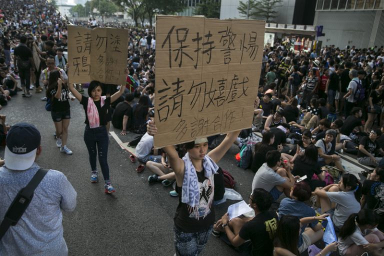 外國女記者大驚：幾萬人佔中 街道很整潔