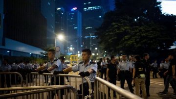 香港佔中 警察清理大量鐵馬