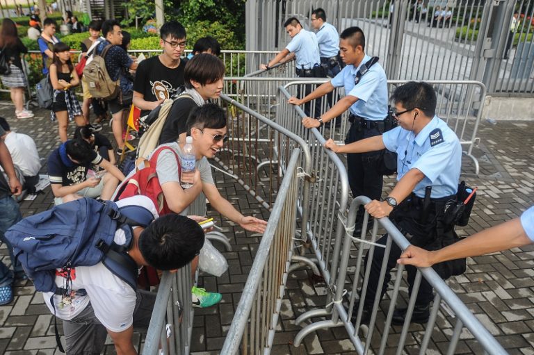 梁振英移地上班 抗議群眾減少許多