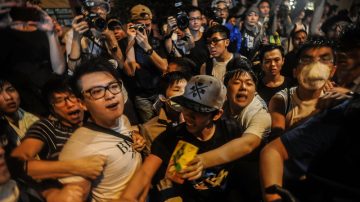 港学运据点遭挑衅 巿民抗中共分化