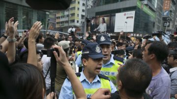 反占中持续挑起冲突 港警再施放胡椒喷雾