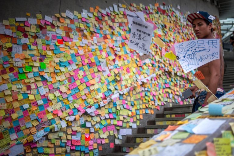 香港議員：與其勸退學生 更應譴責暴力