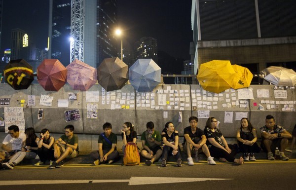 港空姐戴黃絲帶遭恐嚇　街上穿黑衣打傘隨時被抓