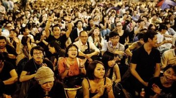 10万港人逼爆雨伞广场 促梁振英下台