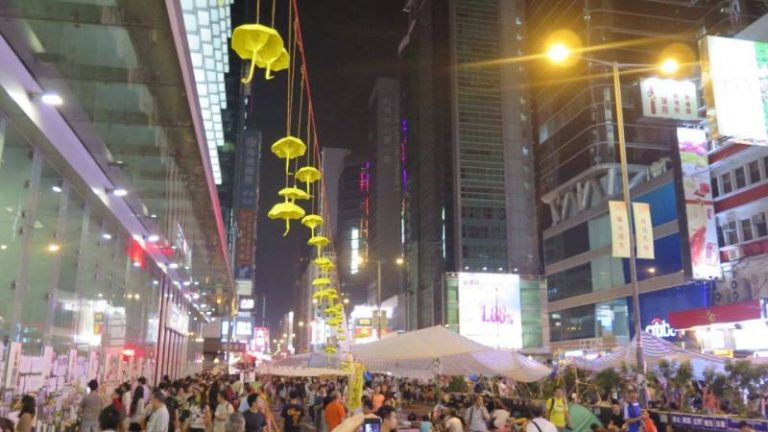 百餘人夜守旺角 遍地小黃傘