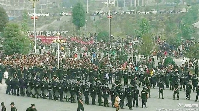 貴州三穗數萬人遊行 千警鎮壓 數十死傷