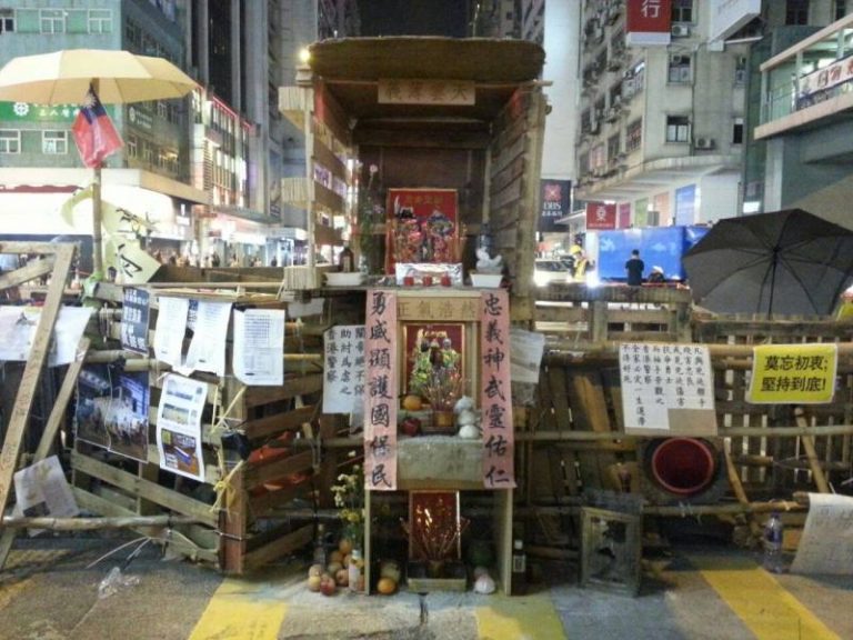 大批警察欲帶走關公 旺角力保「小廟」