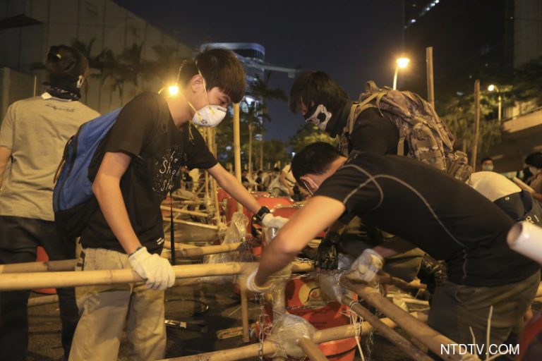 短片：一起撐傘 守護我城 港民搭最強「城牆」