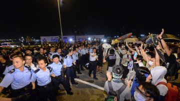 警察添马公园清场 视频揭其殴打集会市民