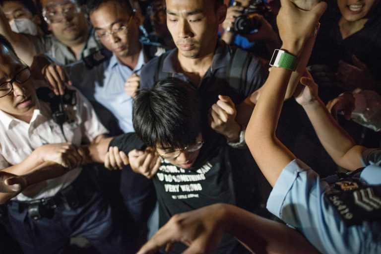 香港古惑仔將反佔中「維穩費」系數捐佔中