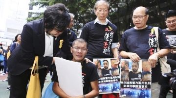 数百人警总要曾伟雄辞职 伤者当场下跪