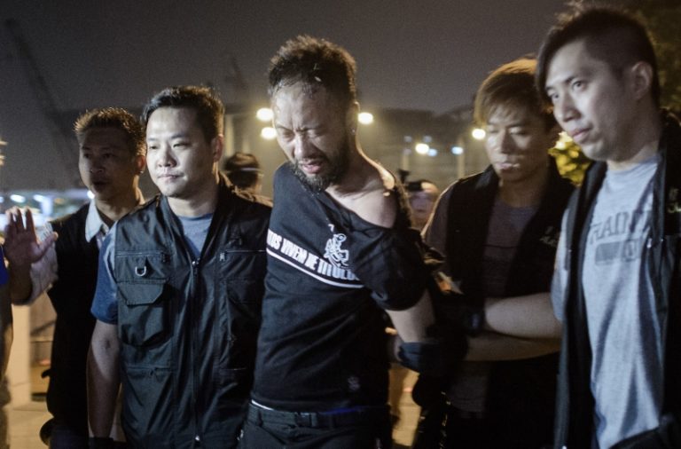 遭警圍毆示威者展傷痕 曾健超表示要起訴