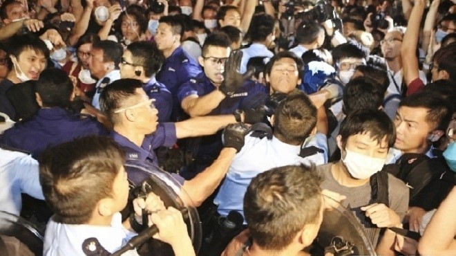 【禁聞】龍和道強行清場 港警打人被調職