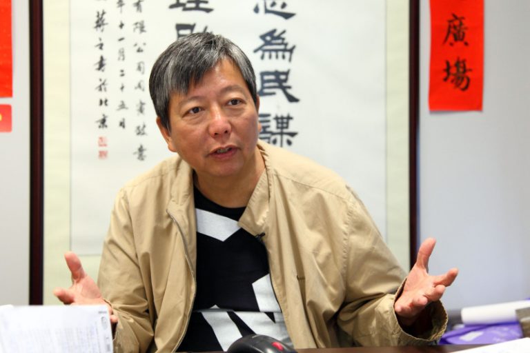 700港人組團告議員 參與者領錢不識李卓人