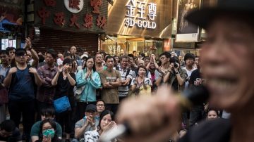 香港市民报纸登广告 向暴力说“不！”