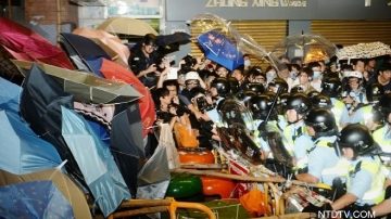 雨傘游擊戰迫港警撤離 市民重佔彌敦道