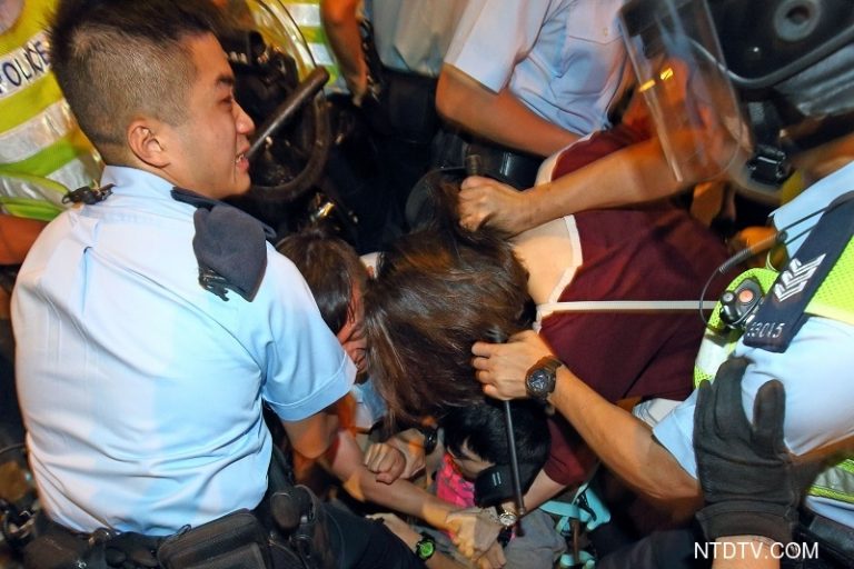 獨家圖片：香港警察用警棍抵住女示威者頸部