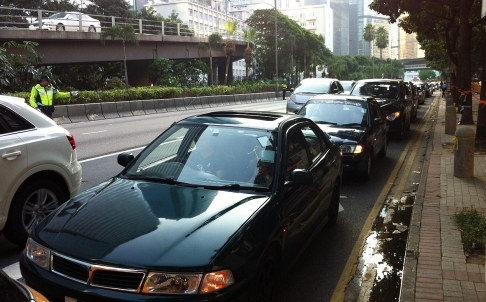 香港市民組成50輛車的車隊支持佔中抗議