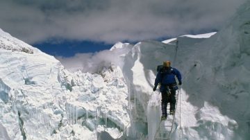 登山家講述登頂珠峰：屍體當路標