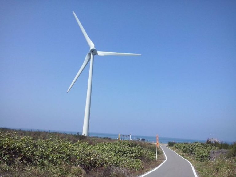 台灣西濱海岸線 大風車在蔚藍天空轉動著