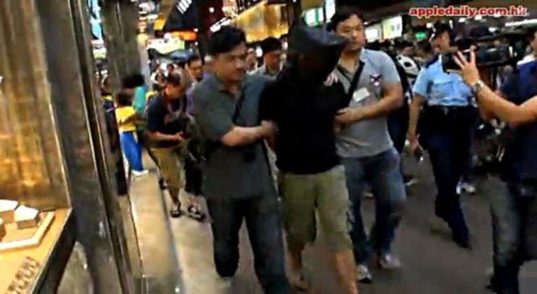 涉高空擲物 警逮兩男女黑布蒙頭上警車