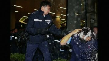 港立法會爆激烈衝突 警施胡椒噴霧