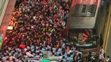 【禁聞】香港旺角清場起衝突 80人被拘