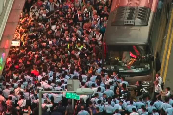 【禁聞】香港旺角清場起衝突 80人被拘