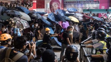 训练驱散“雨伞阵”近千港警重整战术