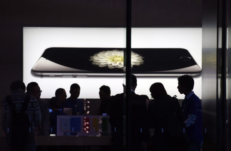赴新加坡買iPhone 6遭欺詐 越南男跪求退貨