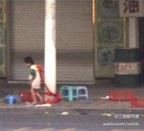 陆男童被绑电线杆上乞讨 远处有人监视