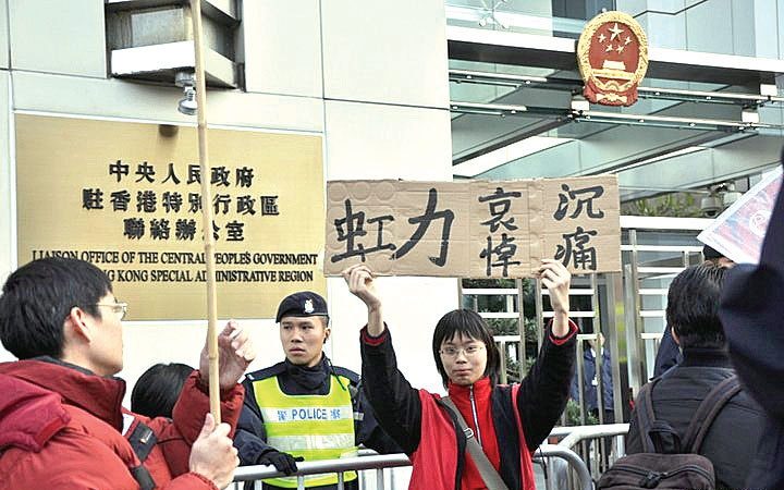 香港少女帶雨傘棉衣去深圳被拒絕入境