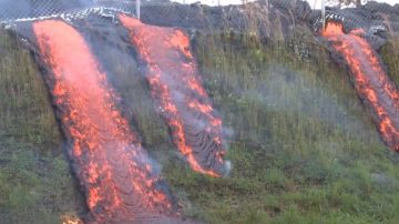 震撼视频：夏威夷岩浆冲下路障