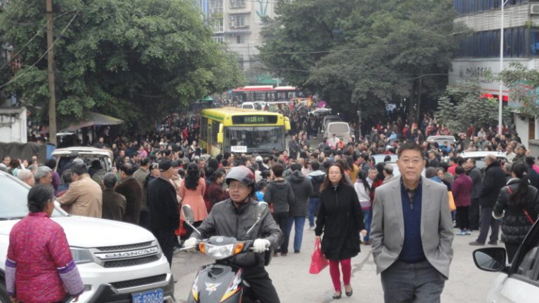 香港佔風吹至四川  瀘州上千拆遷戶堵路示威