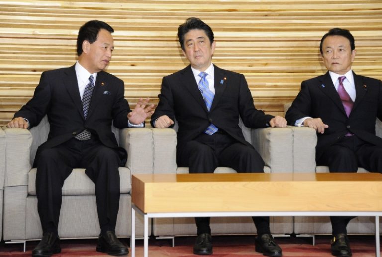 安倍宣布解散國會 經濟政策受衝擊