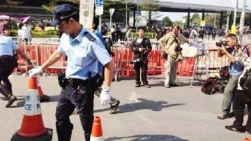 金钟现场实录: 执行禁制令 港警拆中信铁马