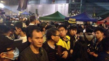 深夜港人欲冲立法会 斥计划暴露改围堵