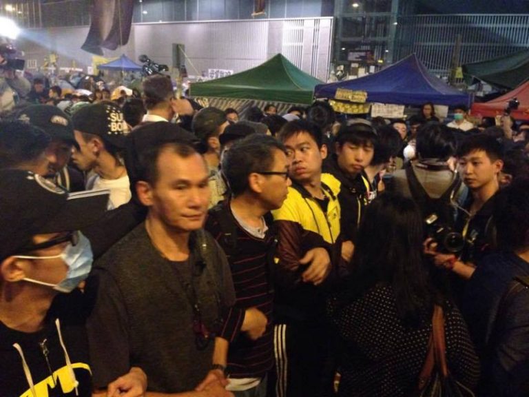 深夜港人欲衝立法會 斥計劃暴露改圍堵