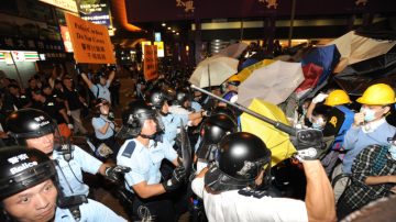 曾偉雄讚警如慈母 港人：棍棍暖我心