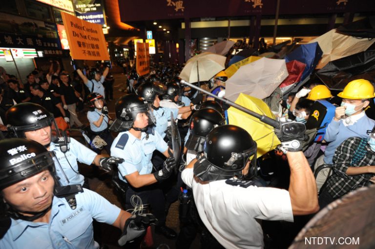 曾偉雄讚警如慈母 港人：棍棍暖我心