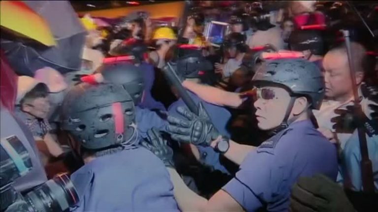 警民緊張對峙 港政總暫關閉