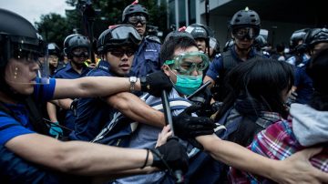 香港警方首用水炮清场 称这是“最低武力”