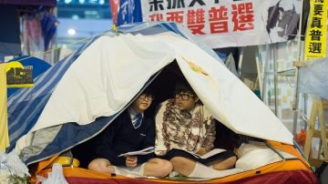 調查：近半香港青年不滿政治問題